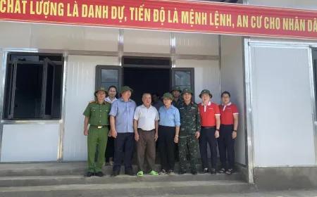 Lai Chau: Tujuh rumah diserahkan kepada keluarga yang terdampak banjir di Muong Than.