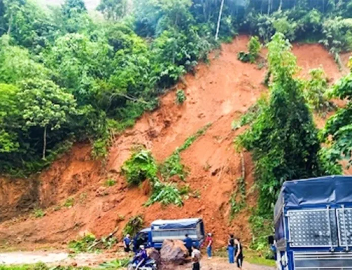 Tanah Longsor di Jalan Provinsi 433: Tindakan Mendesak Buka Blokade Lalu Lintas