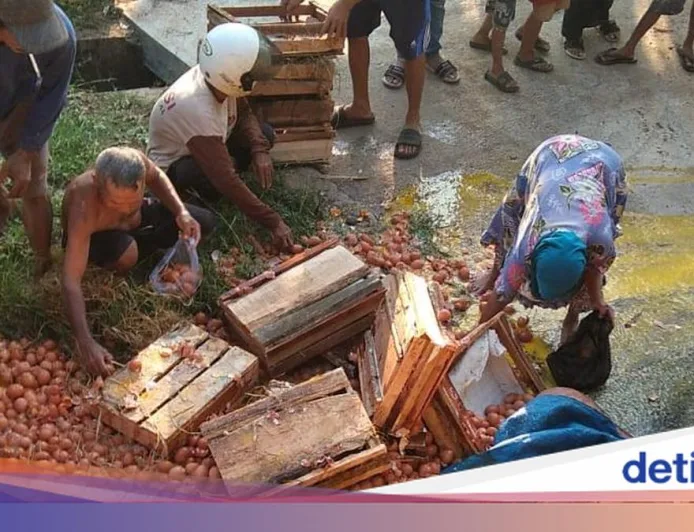 Truk Angkut 1,3 Ton Telur Terguling di Purbalingga, Warga Malah Menjarah