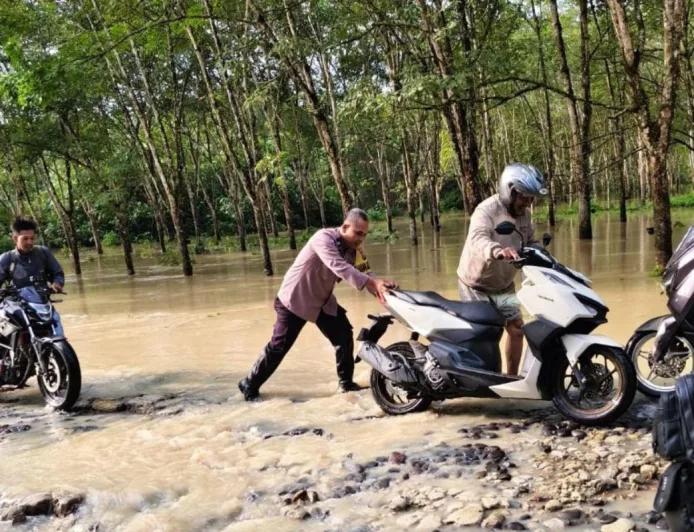 Personel Polsek Bosar Maligas Bantu Warga Terdampak Banjir dengan Bantuan dan Evakuasi Cepat