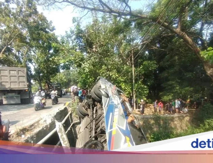 Bus Sugeng Rahayu Terperosok ke Sungai di Nganjuk, Belasan Penumpang Dievakuasi