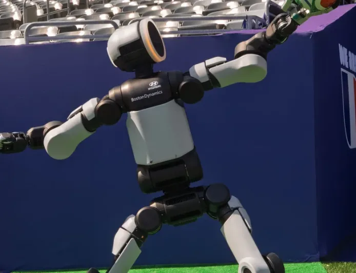 Robot Humanoid Pemain Sepak Bola yang Antar Bola di Pertandingan Piala Dunia Brasil vs Norwegia