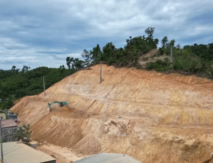 Menjelang musim hujan, warga di wilayah barat provinsi Nghe An khawatir akan terjadinya tanah longsor.