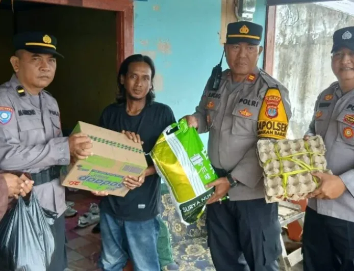 Polsek Tarakan Barat Salurkan Bantuan Sosial untuk Korban Tanah Longsor Selumit