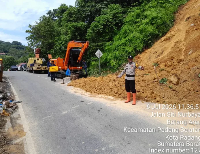 DPUPR Kota Padang Cepat Bersihkan Longsor Gunung Padang, Lalu Lintas Normal Kembali