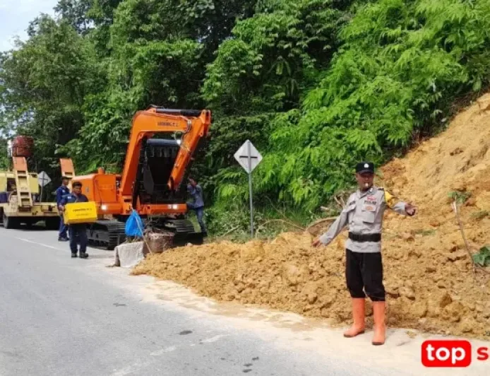 Longsor di Gunung Padang: Dinas PUPR Kerahkan Alat Berat Buka Akses Jalan