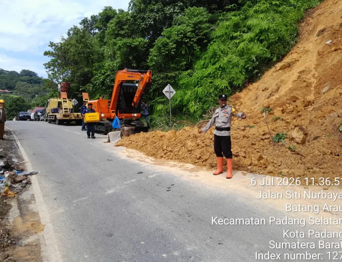 Dinas PUPR Kota Padang Gerak Cepat Bersihkan Longsor di Gunung Padang