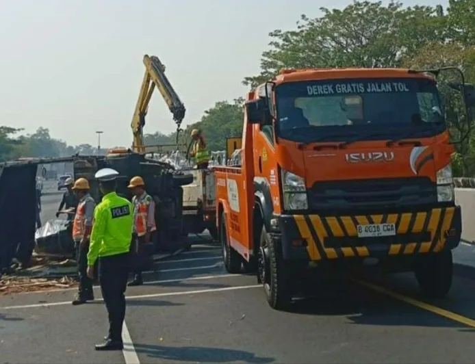 Truk Pengangkut Trafo Terguling di Tol Cipali, Arus Lalu Lintas Macet Panjang