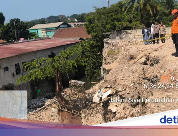 Longsor Tebing 11 Meter di Ciomas Bogor Tersumbat Aliran Kali Ciapus