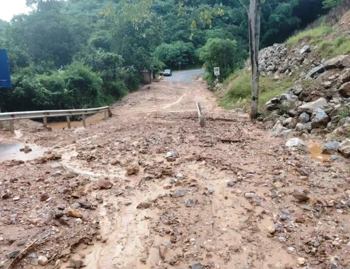 Tanah Longsor Akibat Hujan Lebat Ganggu Lalu Lintas di Jalan Raya Nasional 6