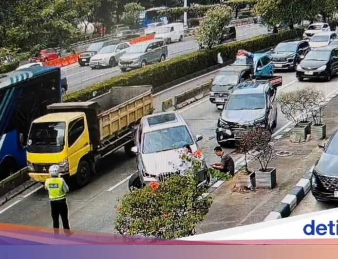 Tabrakan 2 Mobil Minibus di Slipi Arah Tomang Sebabkan Lalin Macet Parah