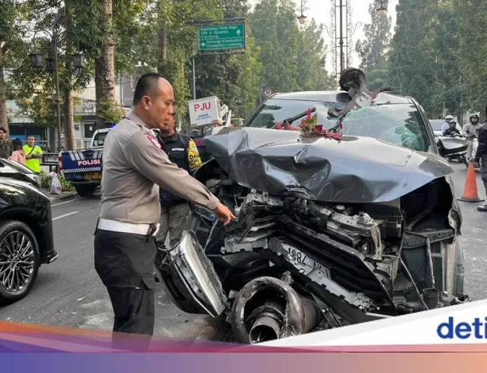 Mobil Tabrak Tiang PJU di Dago Bandung, Penumpang Diduga Mabuk