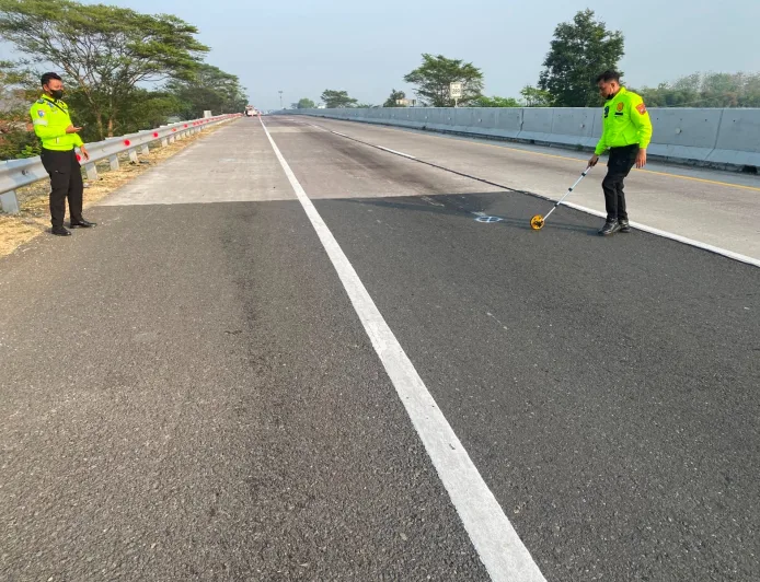 Kecelakaan Maut di KM 289 PPTR Suradadi: Daihatsu Xenia Tabrak Mobil Misterius, 2 Tewas