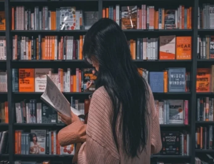 Validasi Sosial Mengalahkan Literasi: Mengapa Kita Lebih Takut Kusam daripada Bodoh?
