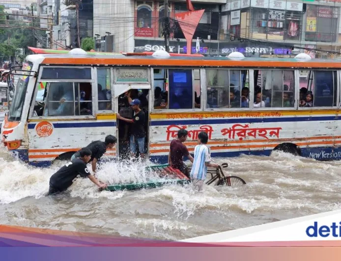 Banjir Rendam Jalanan Dhaka: Warga Terobos Genangan Demi Beraktivitas