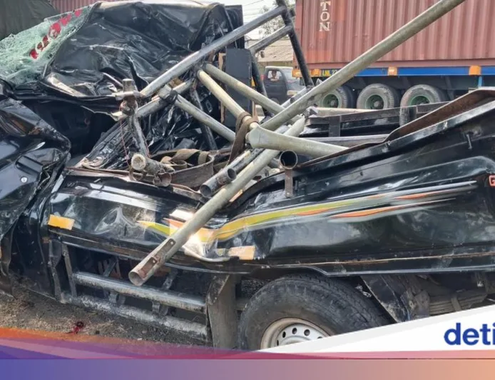 Kecelakaan Maut Pikap Angkut 17 Orang di Indramayu: Mobil Bak Terbuka Boleh Angkut Penumpang?