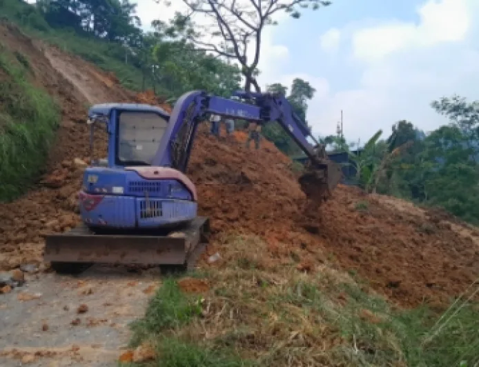 Material Longsor Tutupi Jalan Jatiyoso, Warga Terpaksa Gunakan Jalur Alternatif