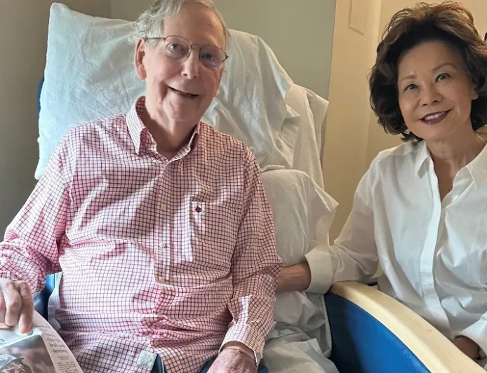 Foto McConnell dengan Koran Memicu Spekulasi AI di Media Sosial