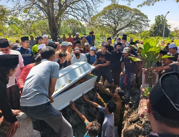 Isak Tangis Warnai Pemakaman Tiga Korban Kecelakaan Tol Pandaan-Malang di TPU Pegirian