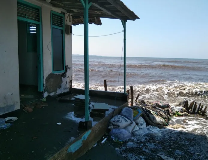 Banjir Rob dan Angin Kencang Jebol Dua Rumah Warga Pesisir Situbondo