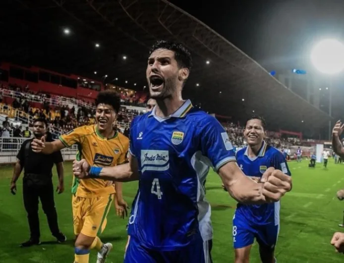 Penyebab Persib Bandung Perpanjang Kontrak Julio Cesar yang Jadi Pilar Pertahanan
