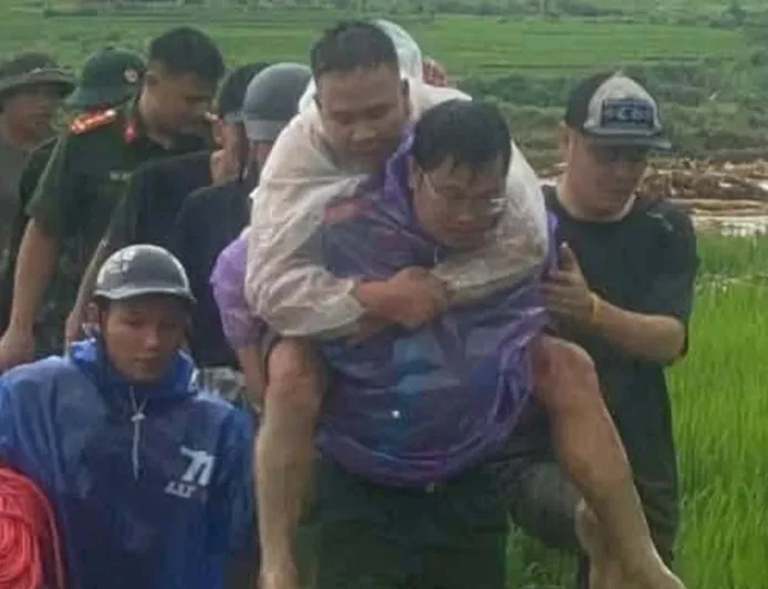 Polisi Lai Chau Selamatkan Dua Warga Terjebak Banjir Bandang di Sungai Nam Vai