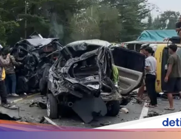 Truk Pengangkut Air Mineral Rem Blong Picu Kecelakaan Beruntun di Sibolangit