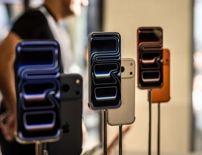 Google dan Apple Hadapi Tekanan Uni Eropa Atas Masa Depan Asisten AI