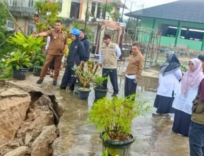 Longsor di MAN 3 Padang Panjang Akibat Hujan Deras, Kankemenag Langsung Tinjau