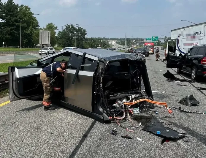 Tesla Cybertruck Terbelah Dua dalam Kecelakaan Truk Lepas Kendali di AS, Semua Penumpang Selamat