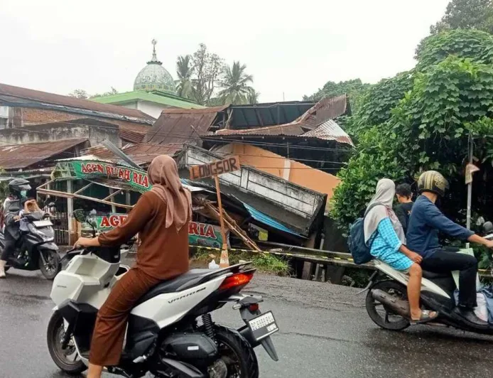 Longsor di Lubuklinggau Akibat Hujan Deras: Rumah Ambruk dan Jembatan Terancam Roboh
