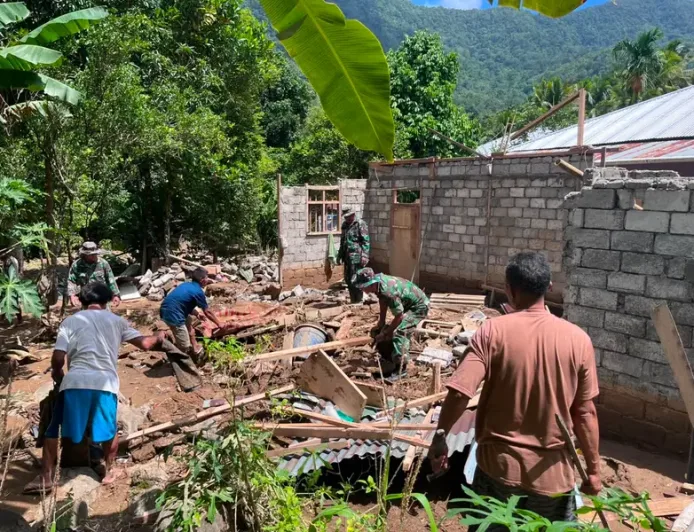 TNI Bersama Warga Gotong Royong Bersihkan Material Longsor di Kampung Lelipang