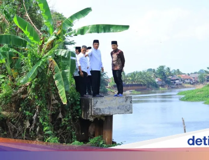 Jalan Longsor di Ogan Ilir, Warga Diminta Ajukan Usulan Perbaikan Segera