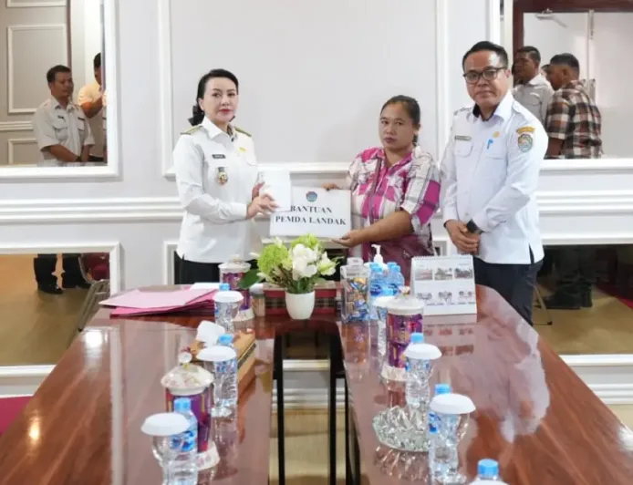 Pemkab Landak Salurkan Bantuan Sosial untuk Korban Bencana dan Musibah