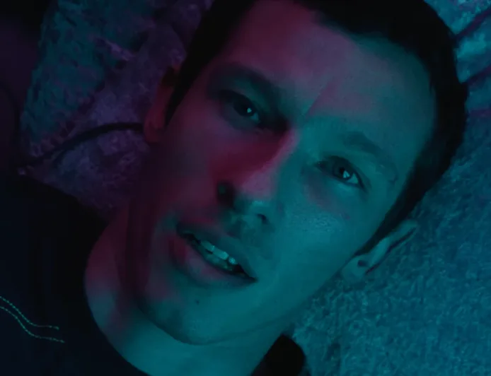 Trailer Neuromancer Apple TV: Callum Turner Jadi Hacker Cyberpunk Ikonik