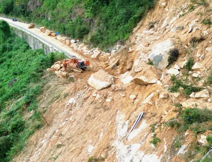 Longsor Besar di Jalur Khánh Lê Lumpuhkan Jalan Nasional 27C, Ini Dampaknya