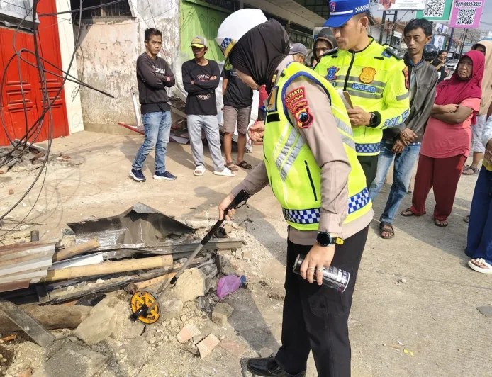 Kecelakaan Truk Kayu di Ajibarang: Satlantas Polresta Banyumas Segera Olah TKP