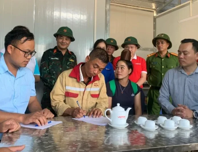 Penyerahan 7 Rumah Pertama untuk Korban Banjir Muong Than di Lai Chau