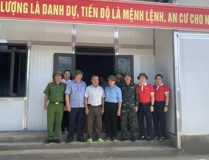 Lai Chau: Tujuh rumah diserahkan kepada keluarga yang terdampak banjir di Muong Than.