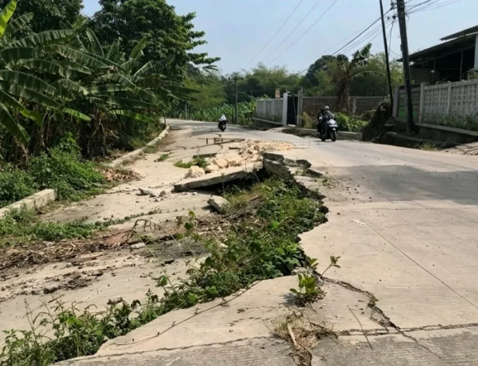 Jalan Sukamukti Bojongmangu Longsor Berbulan-bulan, Warga Mendesak Perbaikan Permanen