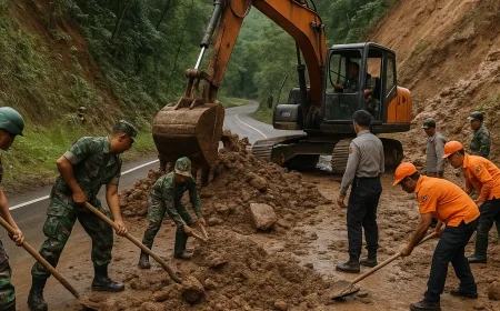 Tim Gabungan TNI-Polri BPBD Terus Bersihkan Longsor Buka Jalan Nasional Trenggalek-Ponorogo