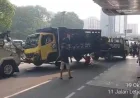 Kecelakaan Tunggal, Truk Tabrak Separator Transjakarta di Cawang