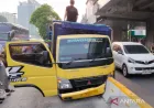 Ini kronologi truk bermuatan garam tabrak separator busway di Jaktim