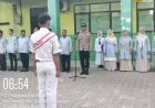 Kanit Binmas Polsek Sumber Polresta Cirebon Jadi Pembina Upacara di SMK Al-Washliyah, Tanamkan Disiplin dan Kesadaran Hukum