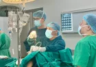 Komplikasi pasca operasi setelah pembedahan tumor usus besar: Seorang pria 'batuk mengeluarkan feses'.