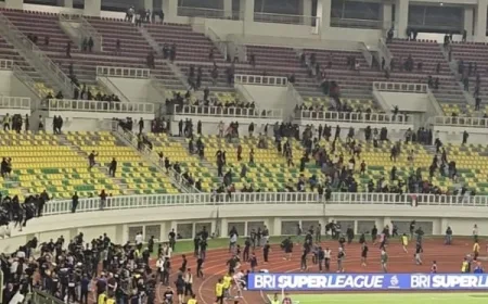 Ada Gesekan Suporter, Kick Off Babak Kedua Persita Tangerang vs Persija Sempat Tertunda