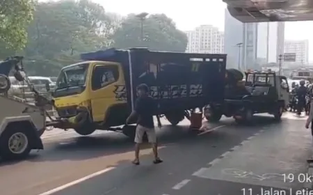 Kecelakaan Tunggal, Truk Tabrak Separator Transjakarta di Cawang