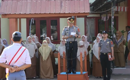 Kapolres Aceh Selatan Jadi Irup di SMA Negeri 1 Tapaktuan, Ajak Pelajar Bijak Bermedia Sosial dan Cegah Hoaks