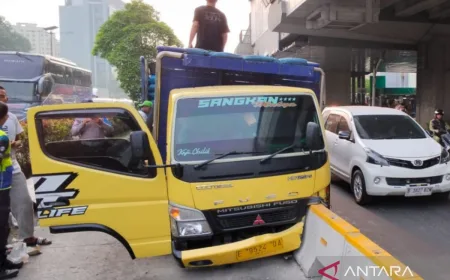 Ini kronologi truk bermuatan garam tabrak separator busway di Jaktim