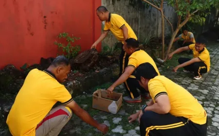 Sambut HUT Humas Polri Ke-75, Polres Palopo Gelar Bakti Sosial Bersihkan Rumah Ibadah